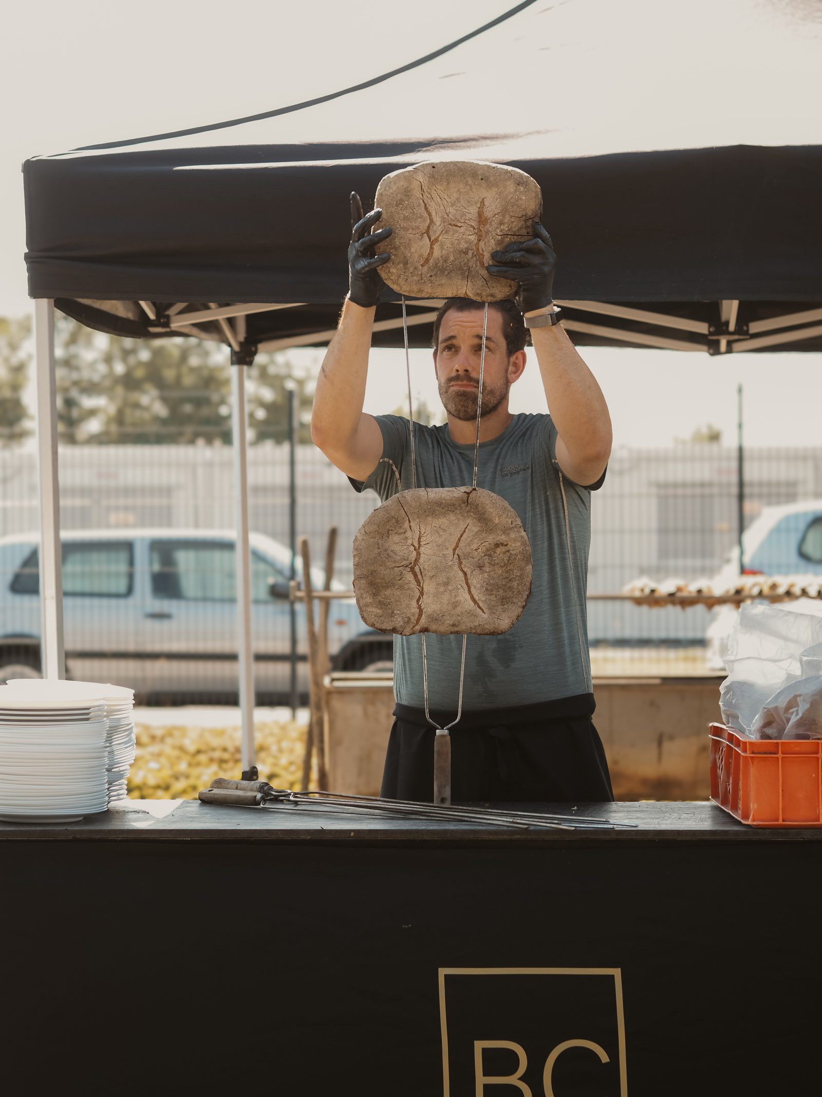 Frisches Brot wird für das Buffet bereitgestellt