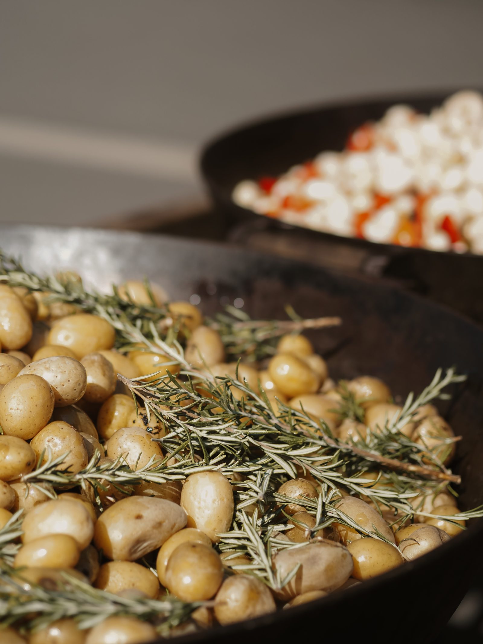 Röstkartoffeln mit Rosmarin in der gusseisernen Pfanne