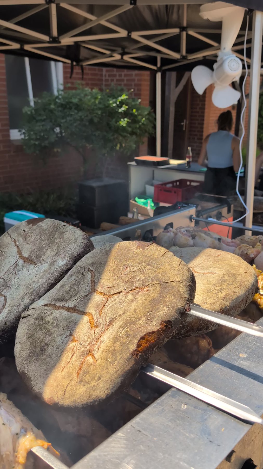 Roggen-Sauerteig-Brot mit kräftiger Kruste, frisch am Spieß aufgebacken