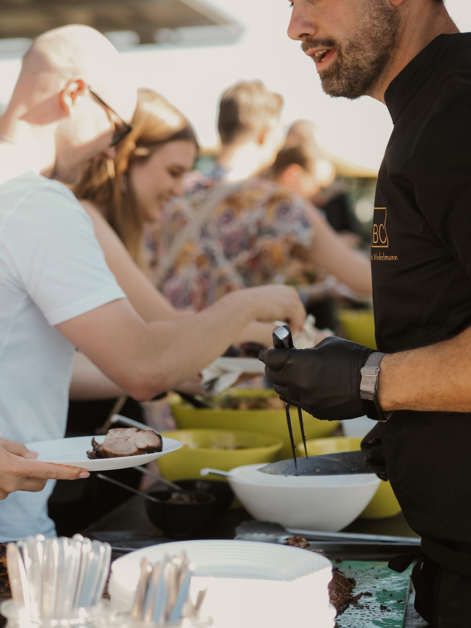 Atmosphäre bei einem Catering-Event im Freien