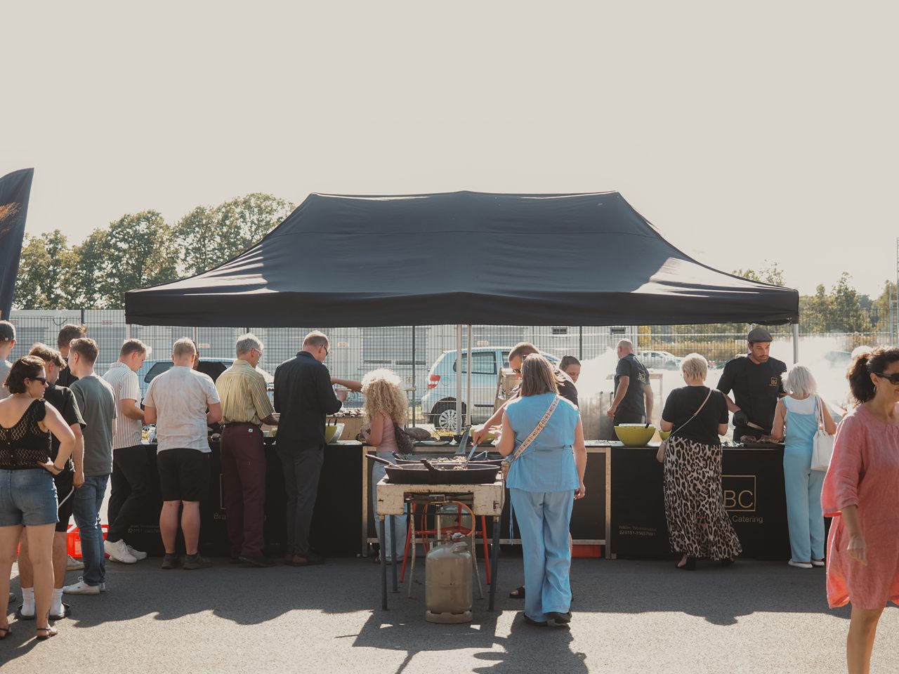 Gäste am Buffet von Brasil Catering bei einer Veranstaltung