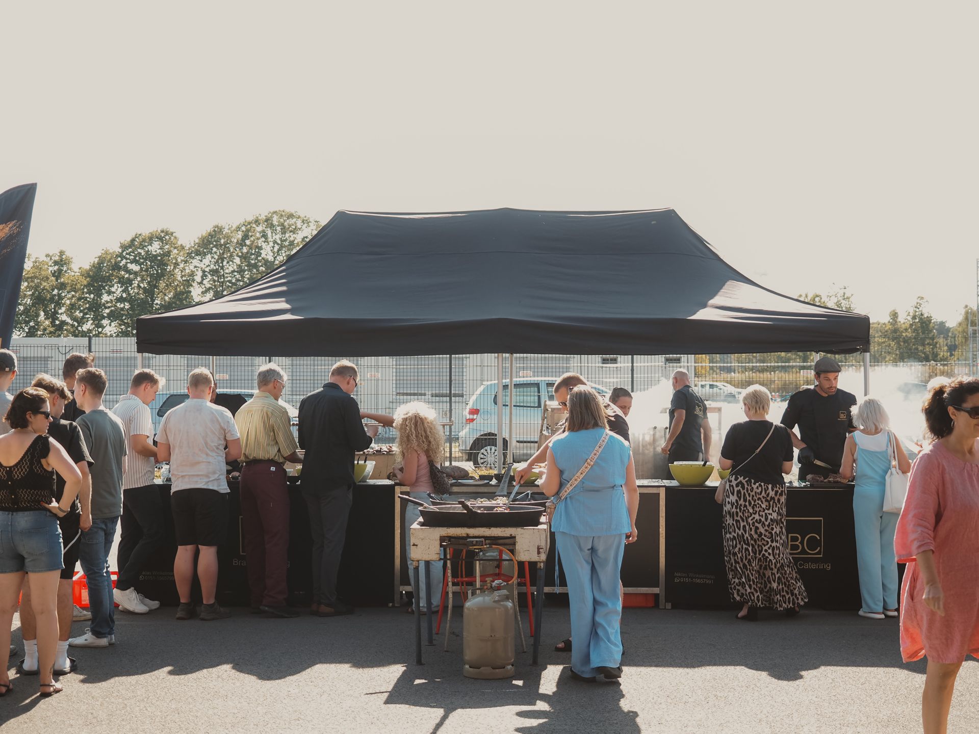Gäste an einem Catering-Buffet bei einer Feier