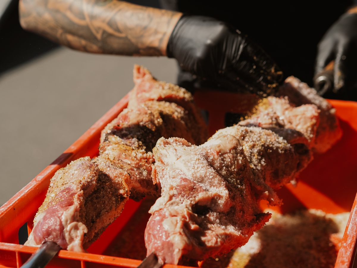 Fleischstücke werden vor dem Grillen sorgfältig gewürzt