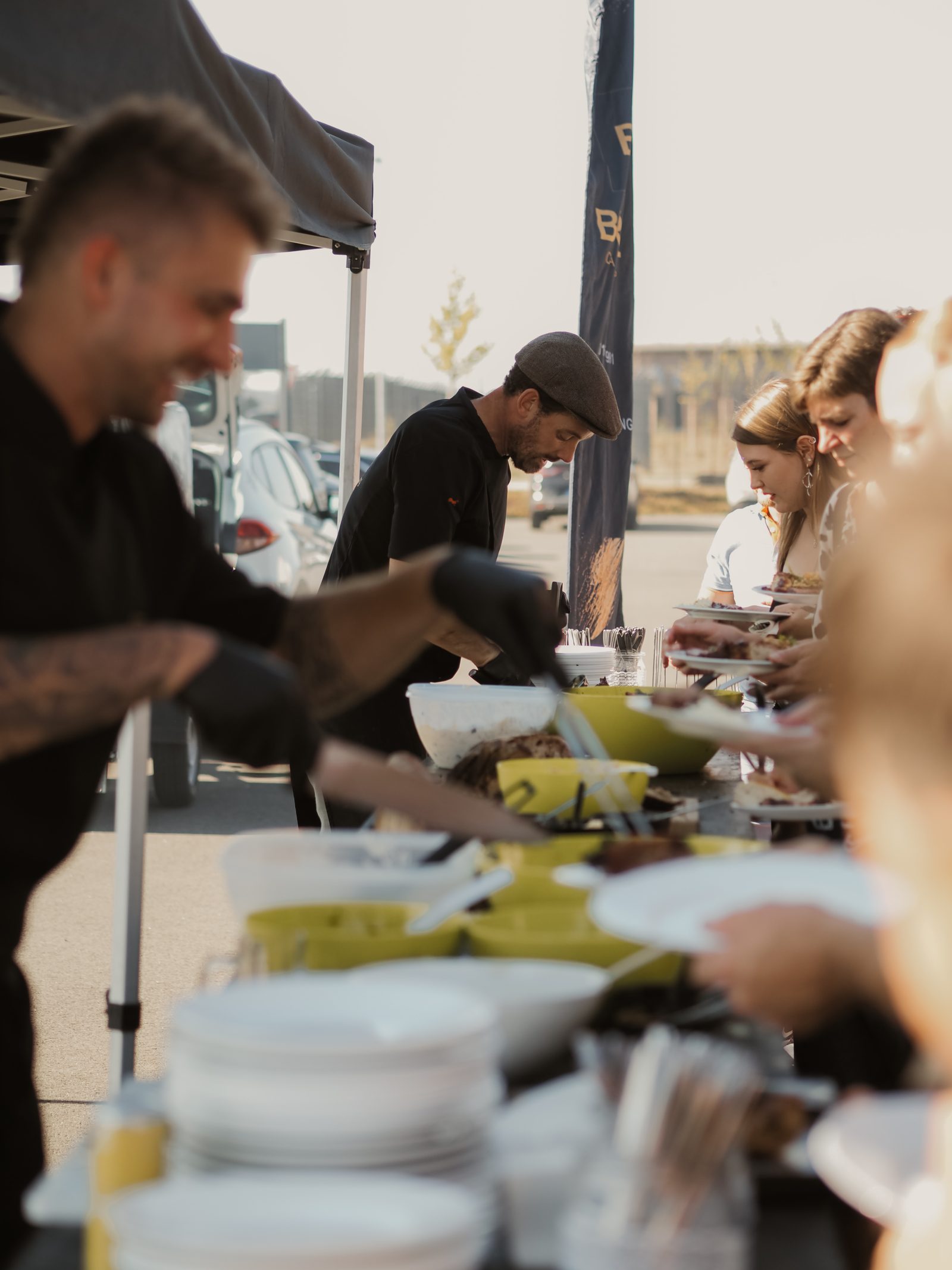 Gäste holen sich ihr Essen am Buffet