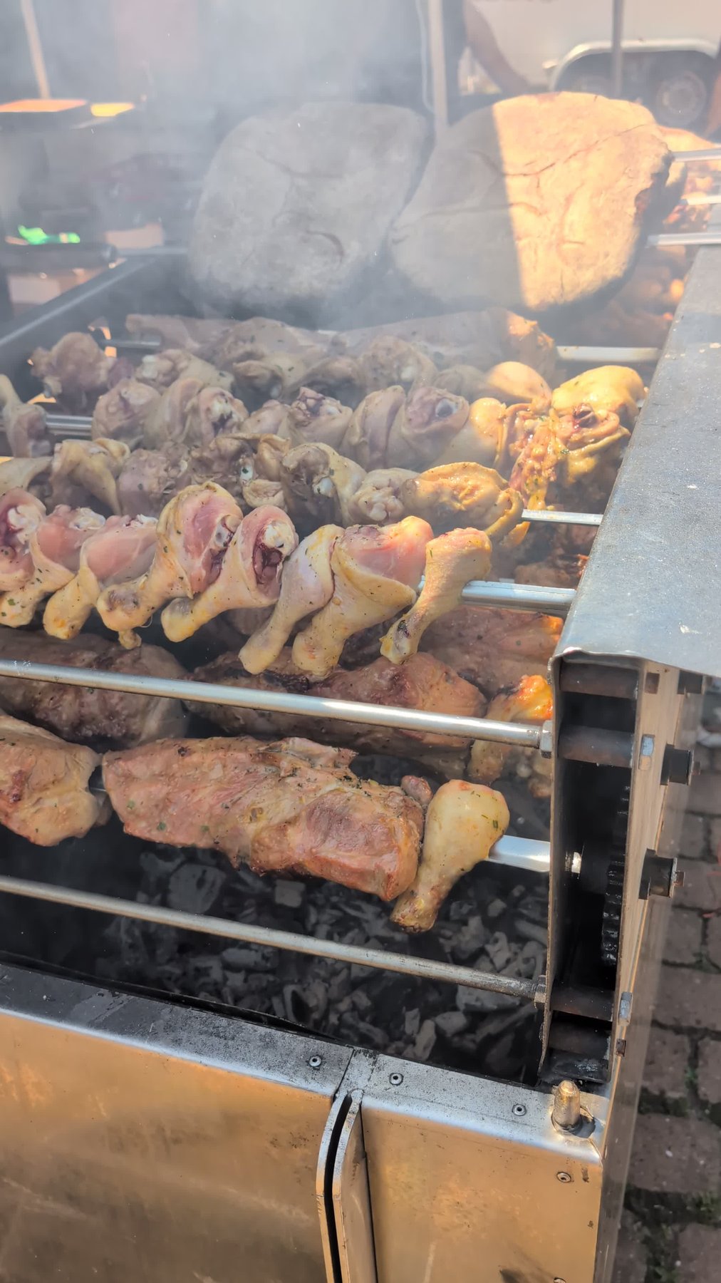 Der Rodizio-Grill im warmen Abendlicht