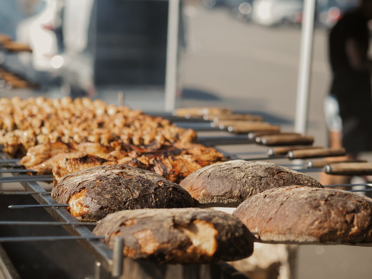 Fleisch, Hähnchen und Brot auf langen Rodizio-Spießen