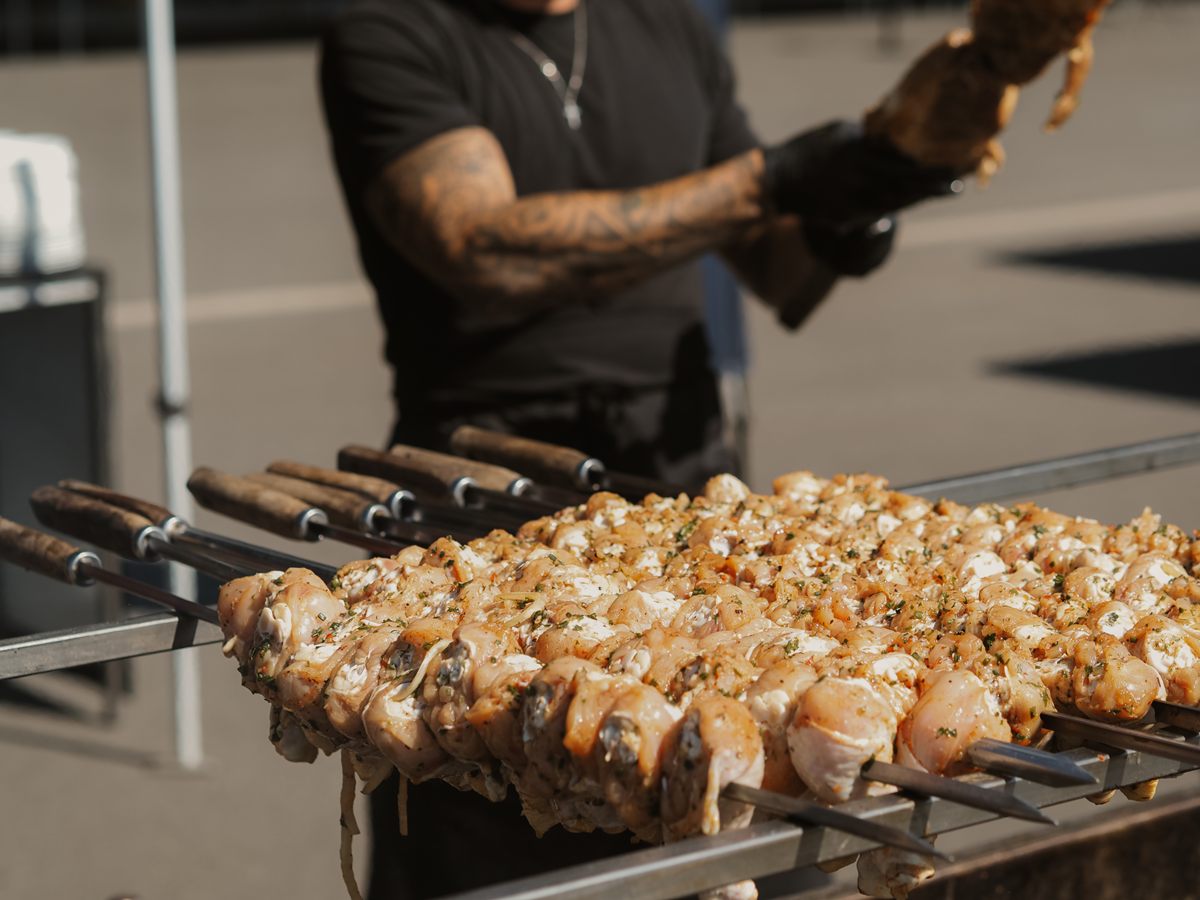 Frisch marinierte Hähnchenspieße werden für den Rodizio-Grill vorbereitet