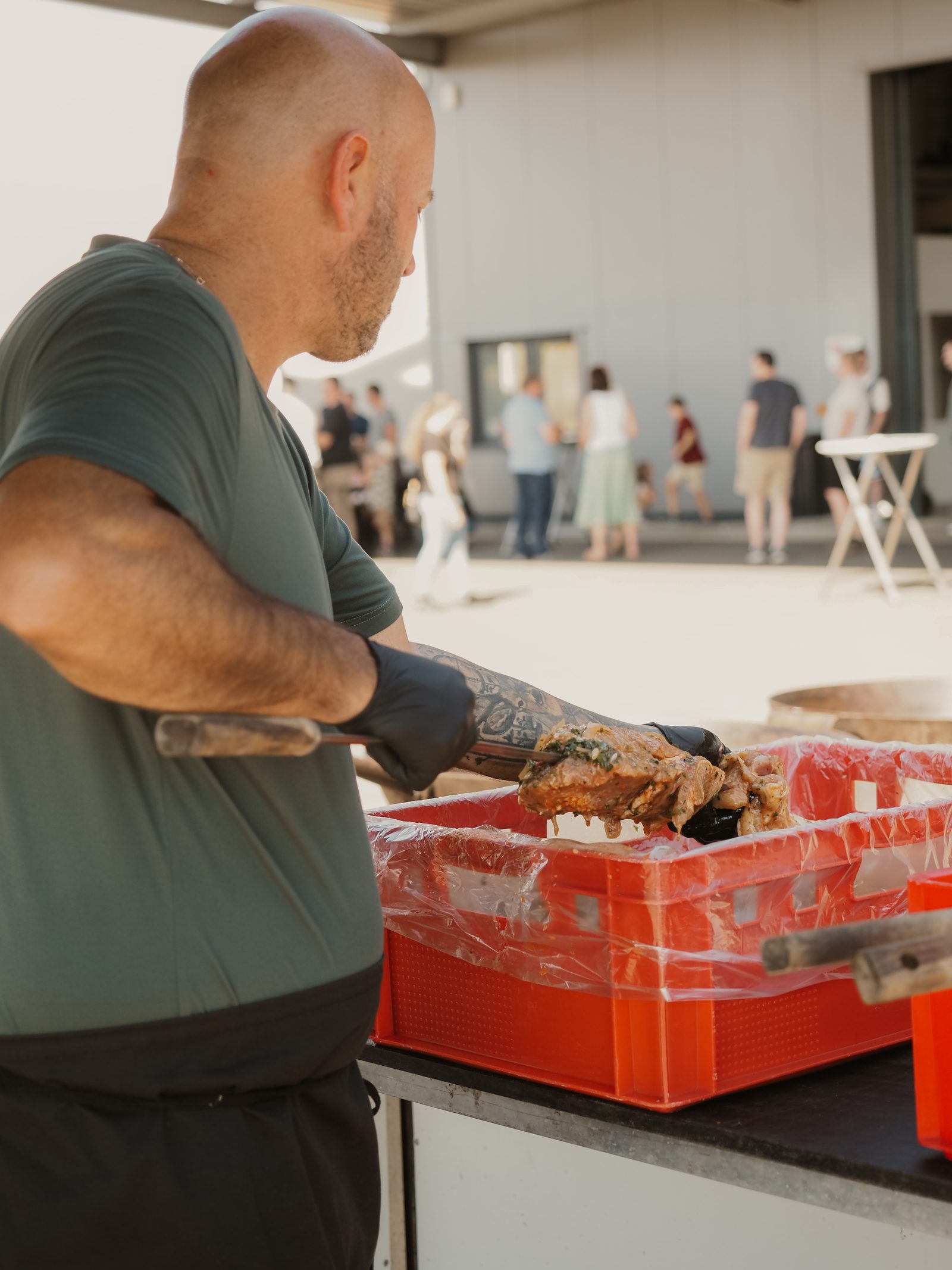 Fleisch wird für den Rodizio-Spieß vorbereitet