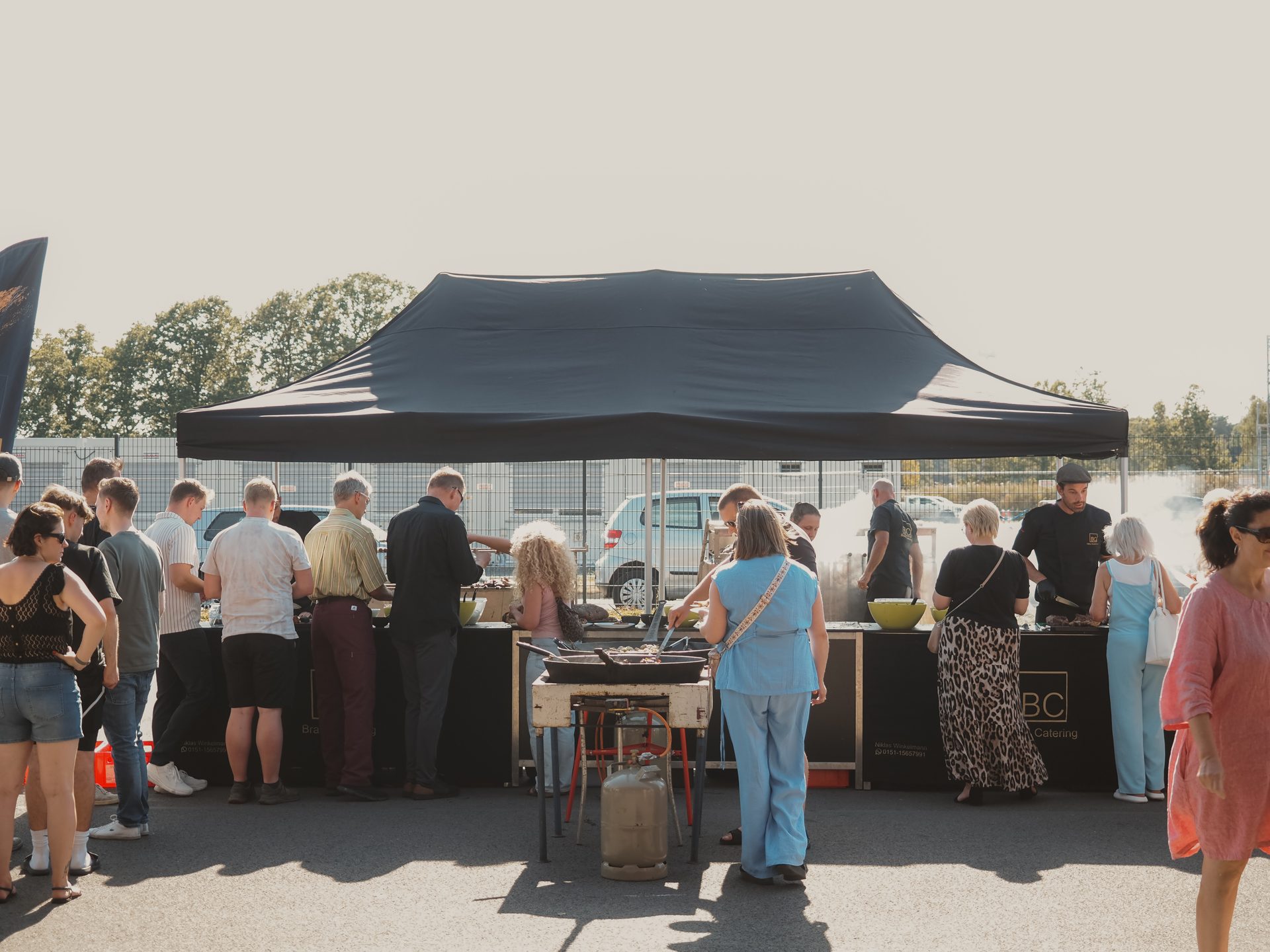 Gäste bei einem Firmenevent am Brasil-Catering-Stand