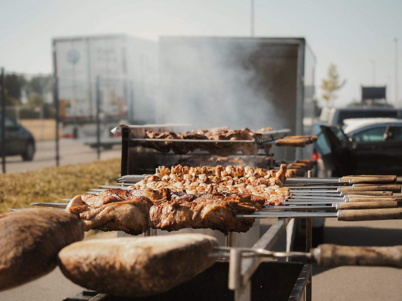 Brasilianische Fleischspieße über dem rauchenden Rodizio-Grill