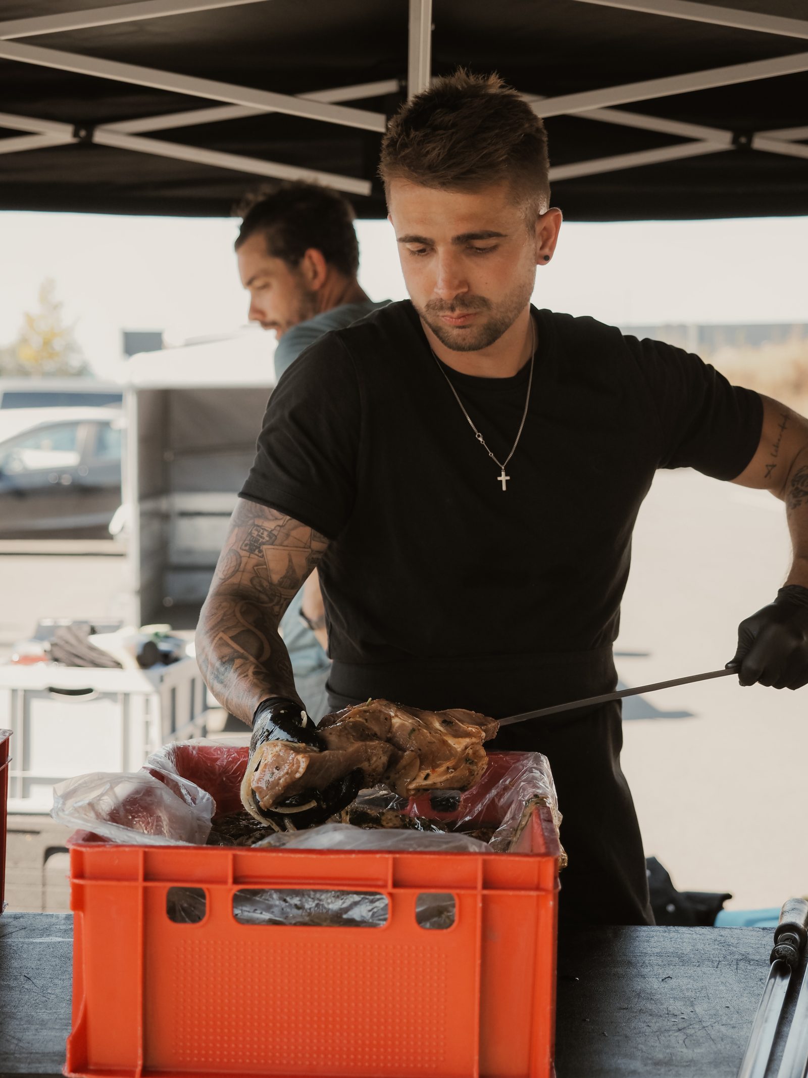 Fleisch wird über der Glut gebraten