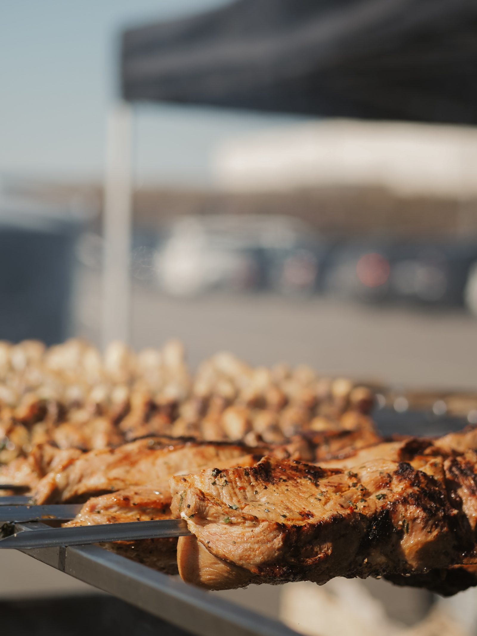 Saftig gegrilltes Fleisch am Spieß