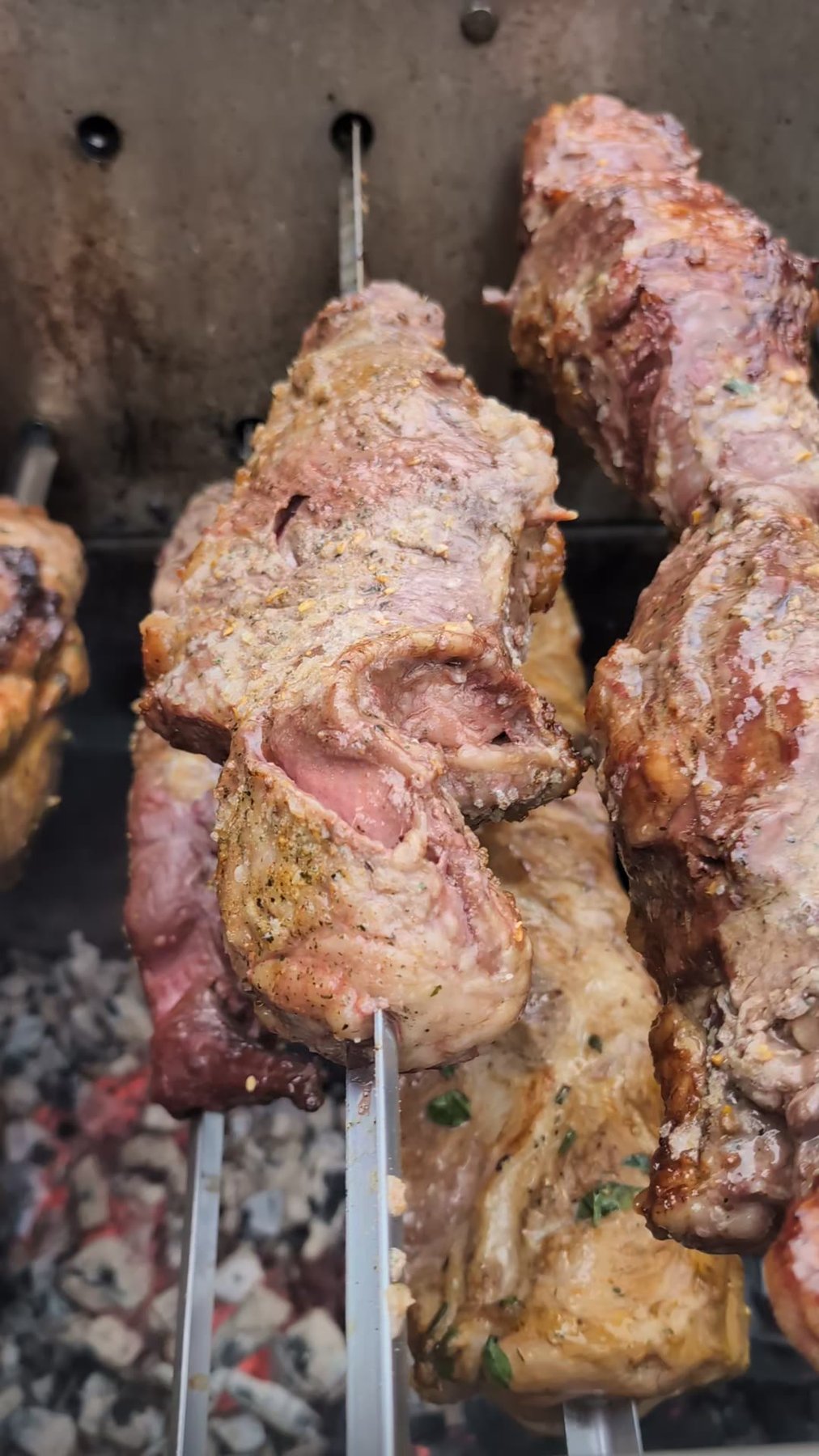 Verschiedene Hähnchenspieße nebeneinander auf dem Grill