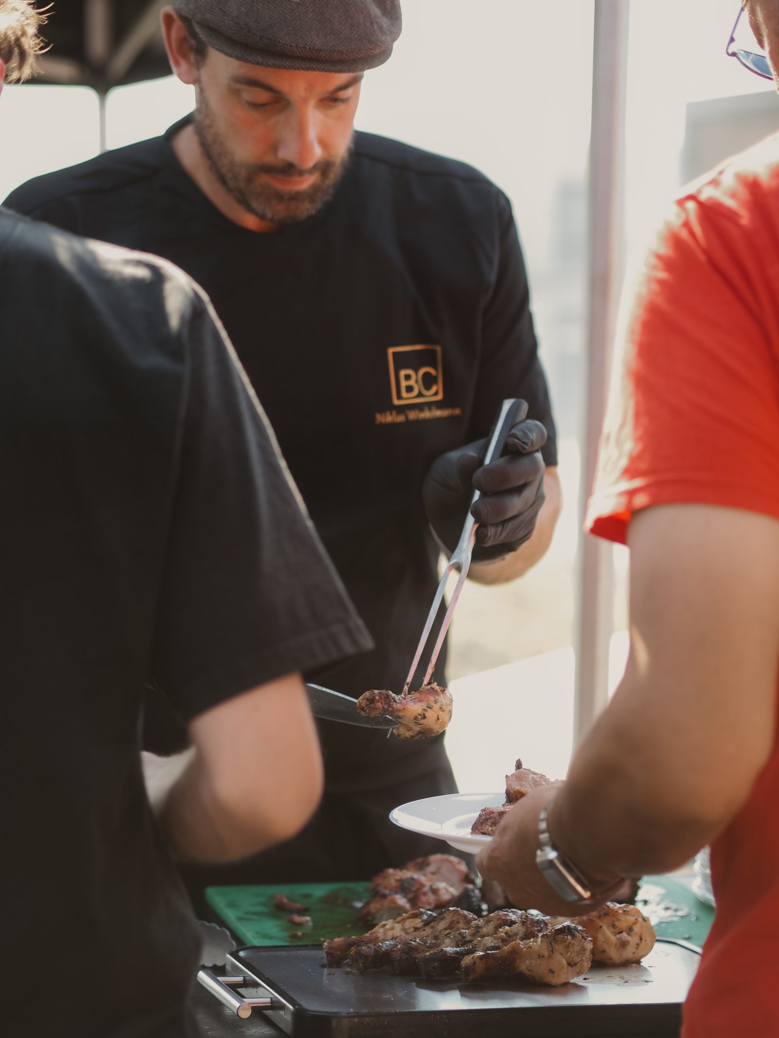 Fleisch wird herzlich an einen Gast übergeben