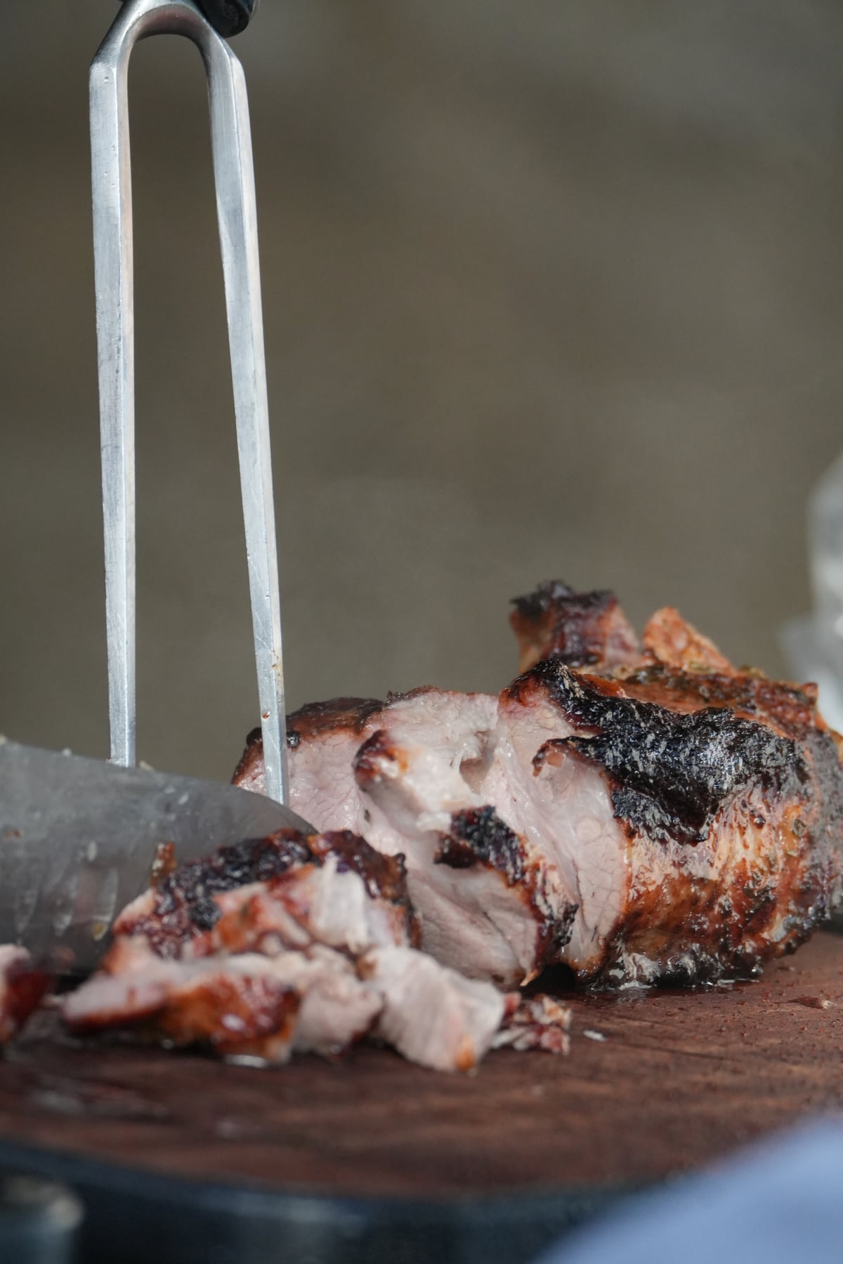 Frisch aufgeschnittener Spießbraten mit gebräunter Kruste auf dem Schneidebrett