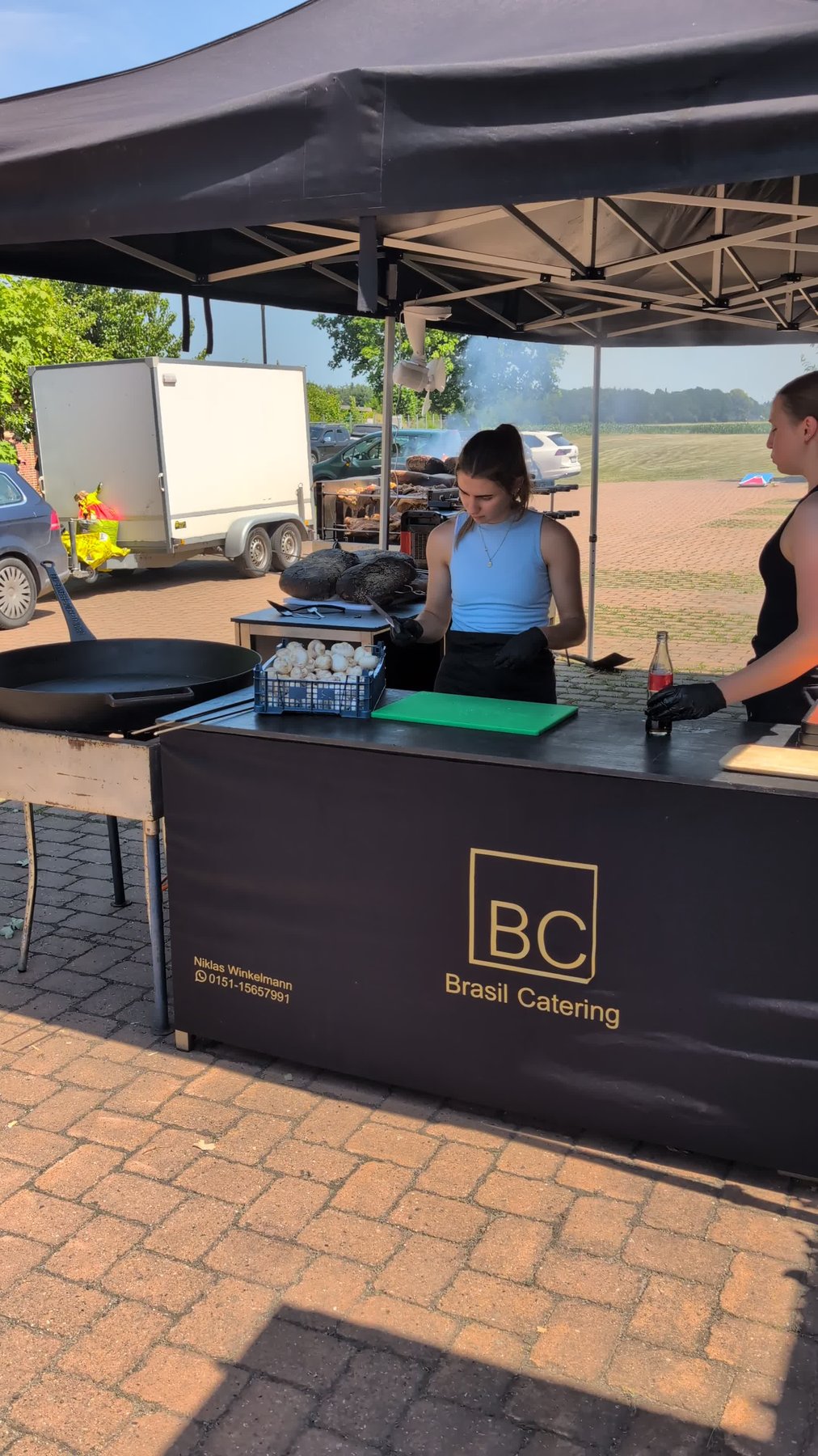 Team von Brasil Catering an der Theke im Einsatz