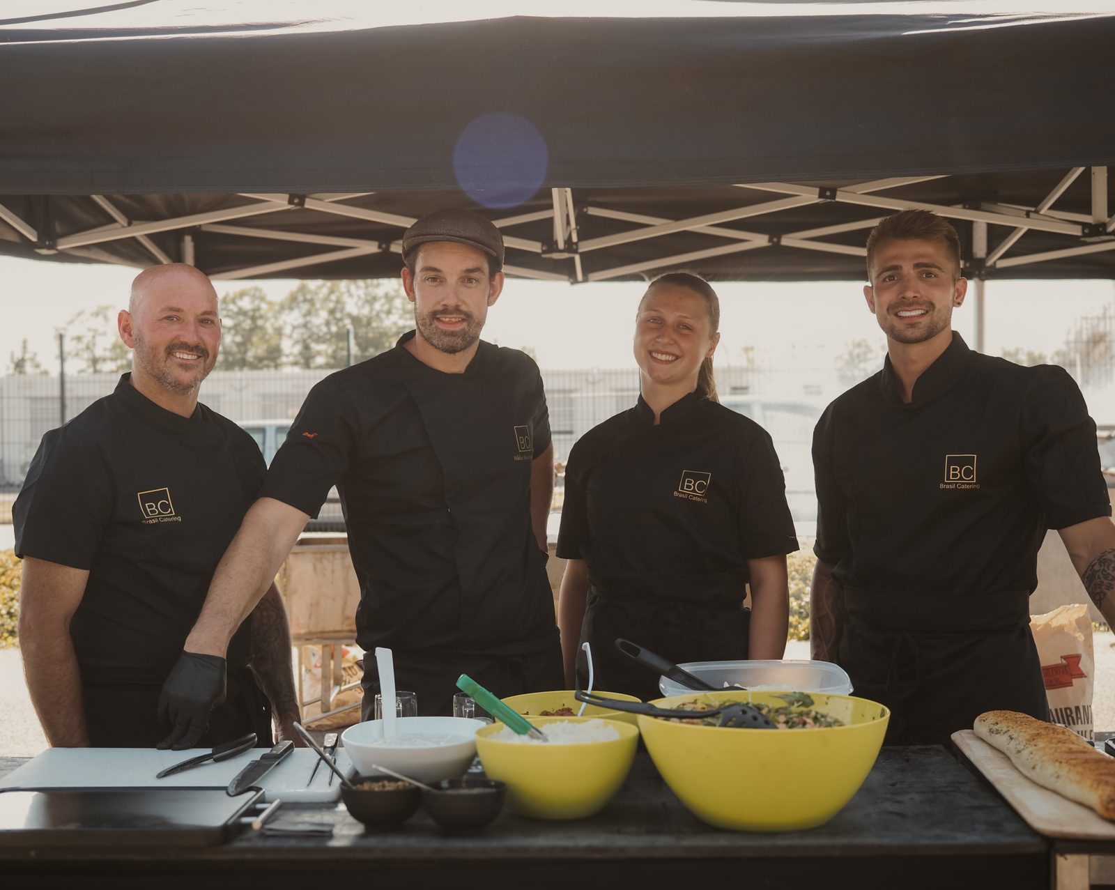 Team von Brasil Catering bei der Zubereitung des Rodizio